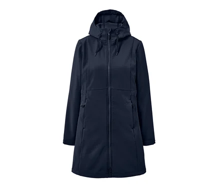 Granatowy płaszcz softshell z kapturem.