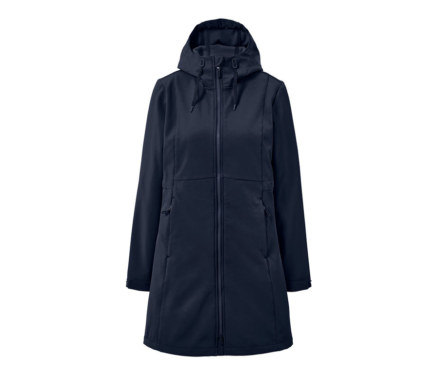 Granatowy płaszcz softshell z kapturem.