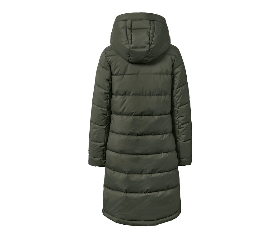 Pikowany płaszcz khaki widziany z tyłu.