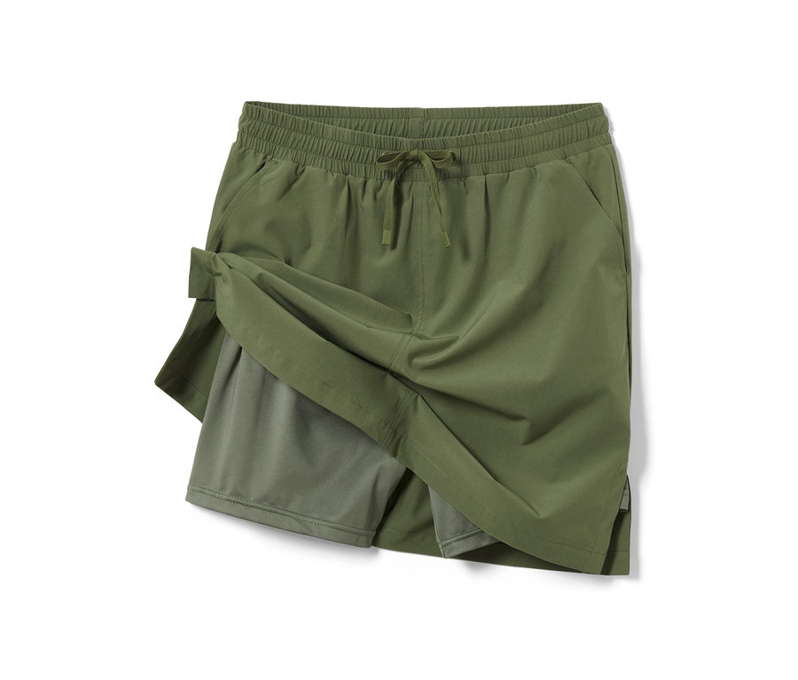 Oliwkowa spódnica funkcyjna z krótkimi spodenkami.