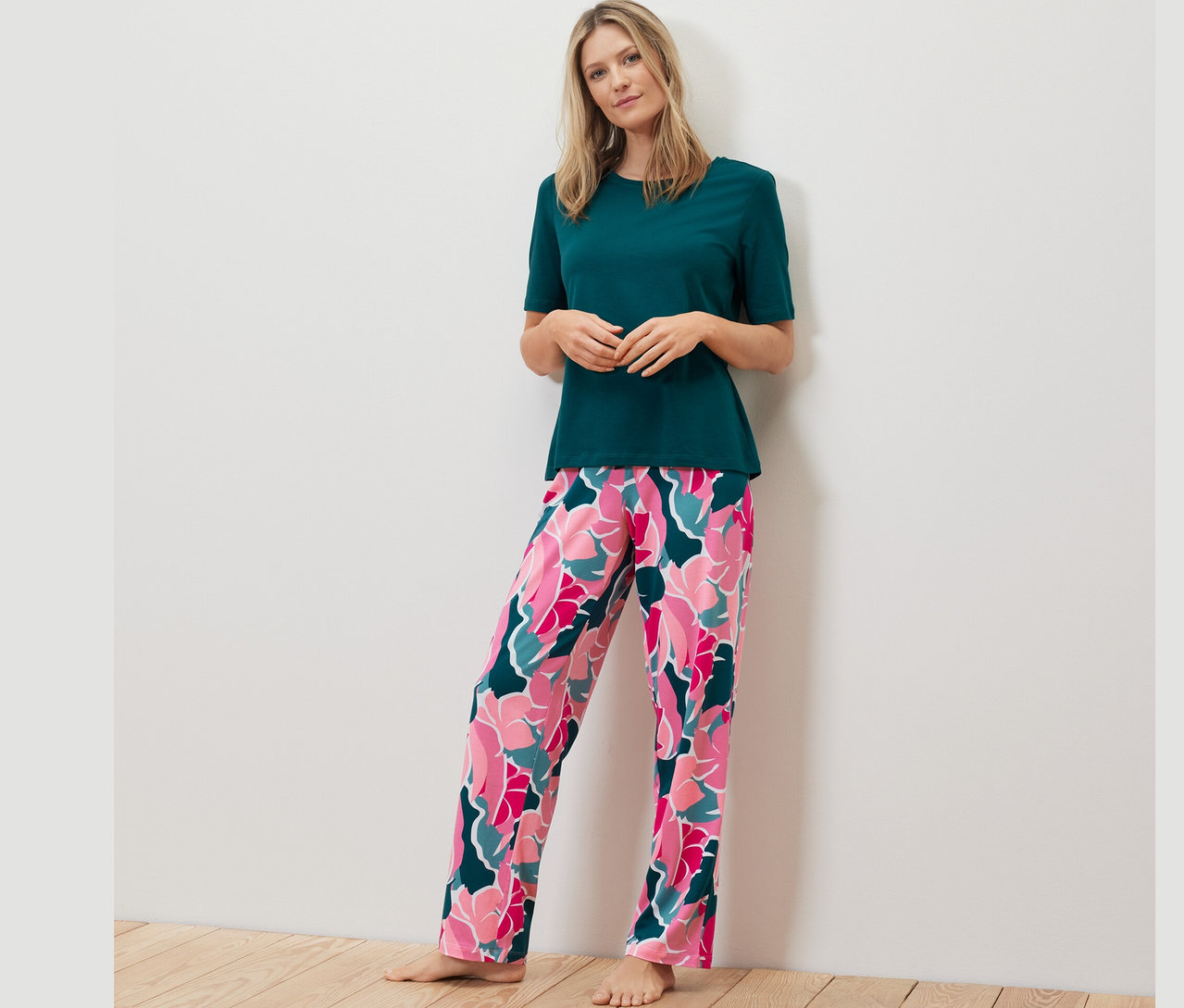 Kobieta ma na sobie piżamę w kwiatowy wzór.