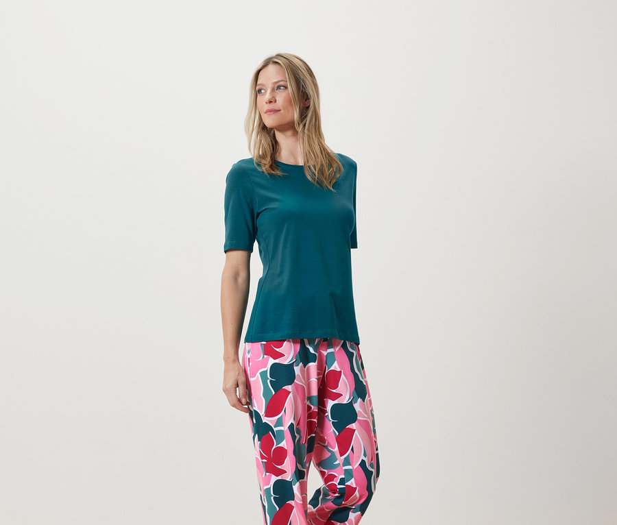 Kobieta ma na sobie piżamę.