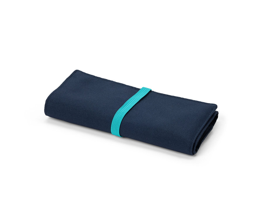 Granatowy podróżny organizer na kable zabezpieczony turkusową gumką.