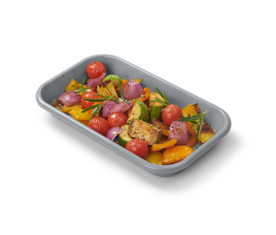 Warzywa w emaliowanym naczyniu do grillowania i naczyniu emaliowanym.