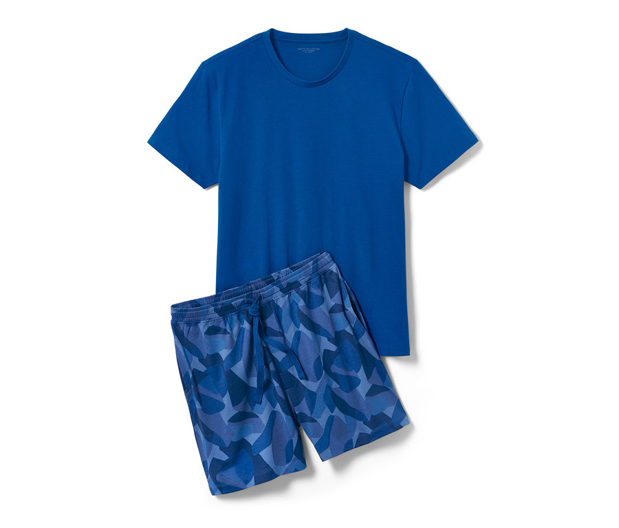 Niebieska piżama z krótkimi spodenkami leży na białym tle.