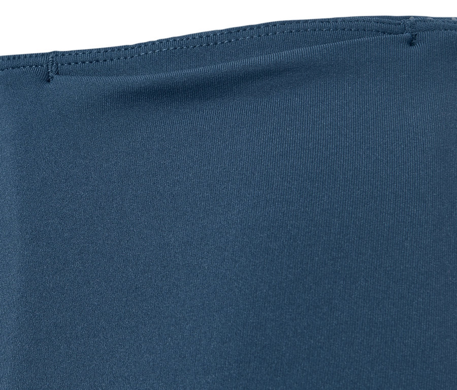 Detal legginsów sportowych, ze srebrnym odblaskowym nadrukiem.