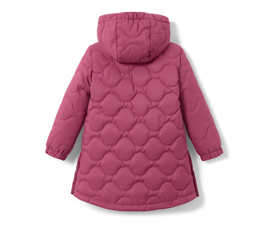 Widok z tyłu płaszcza pikowanego.