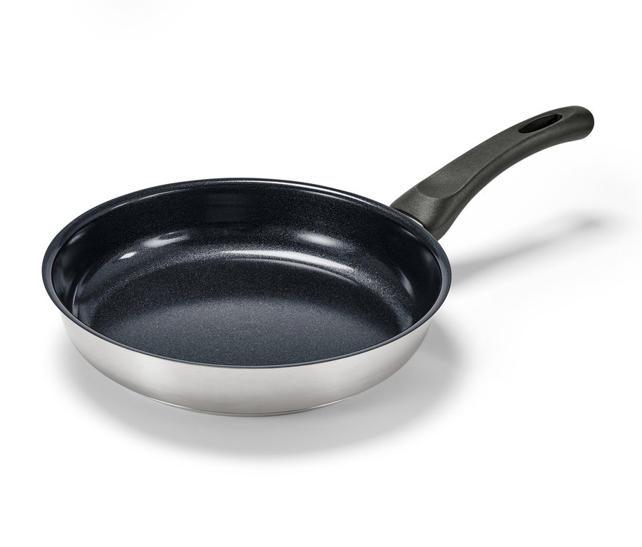 Patelnia ze stali nierdzewnej z powłoką ceramiczną o średnicy 24 cm.