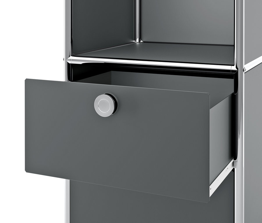 Zbliżenie na szarą metalową szafkę „CN3” z 2 klapami i 2 szufladami, z których jedna jest otwarta.