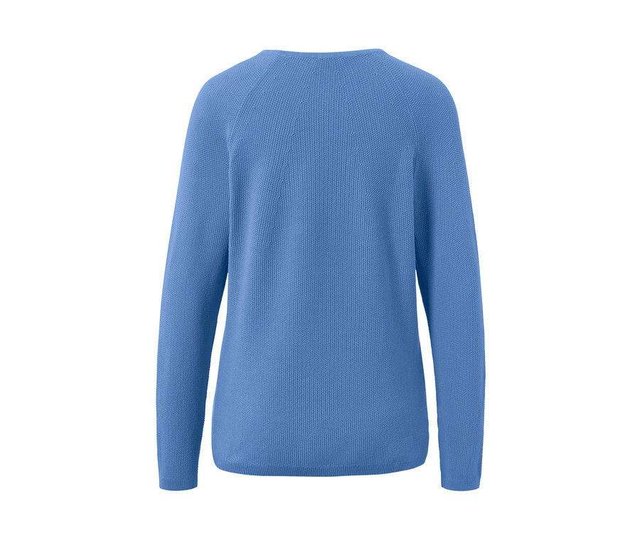 Niebieski sweter z dzianiny.