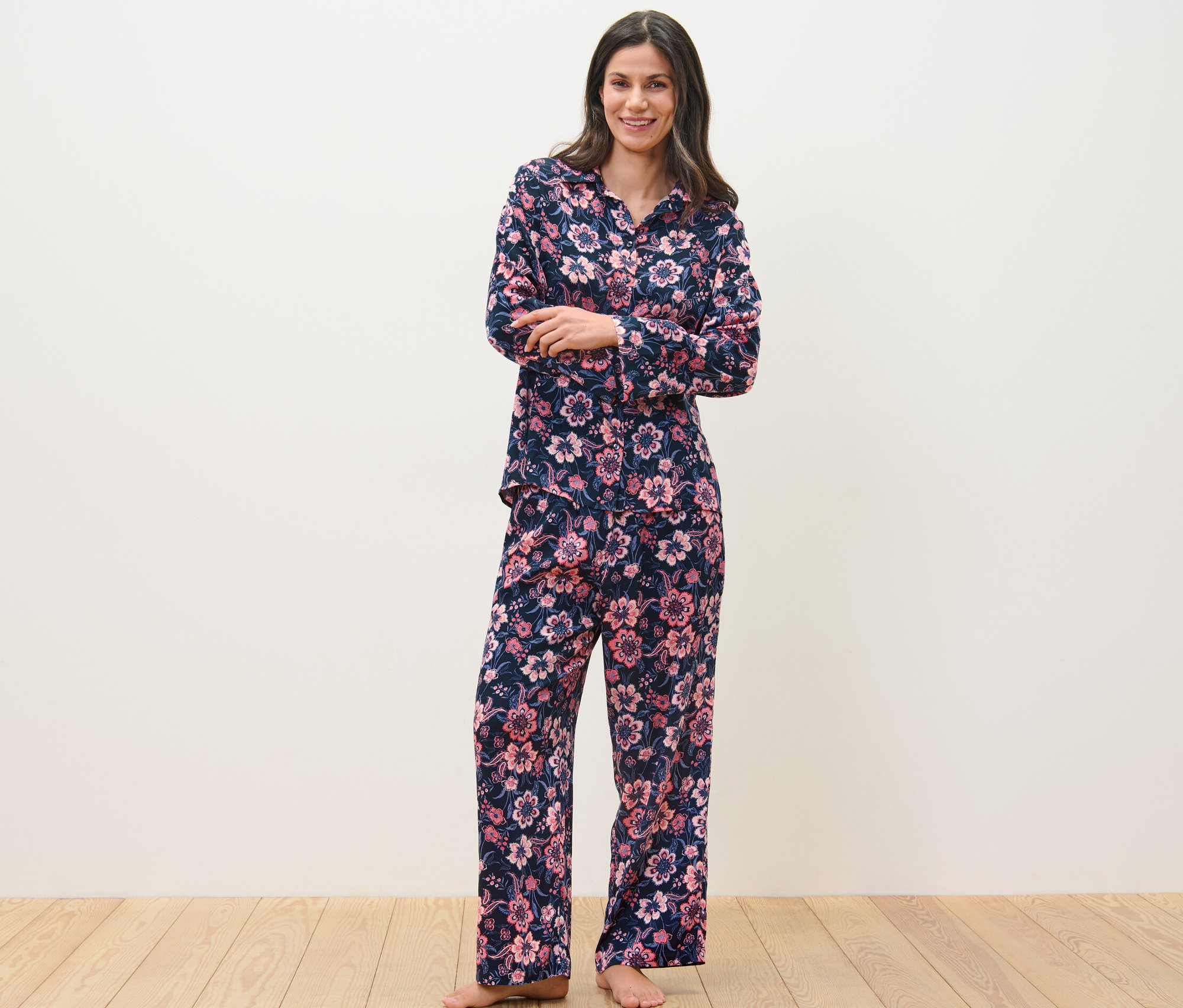 Kobieta stoi i ma na sobie piżamę z tkaniny w kwiatowy wzór.