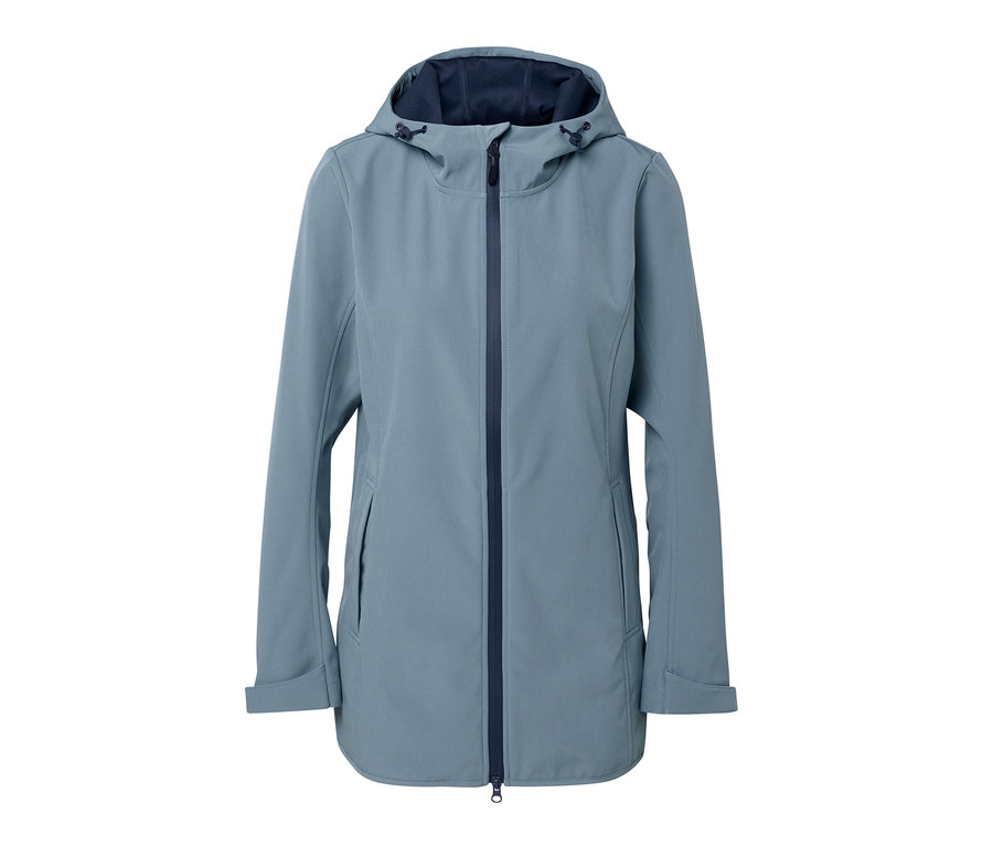 Niebieska kurtka softshellowa z zamkiem błyskawicznym i kapturem.
