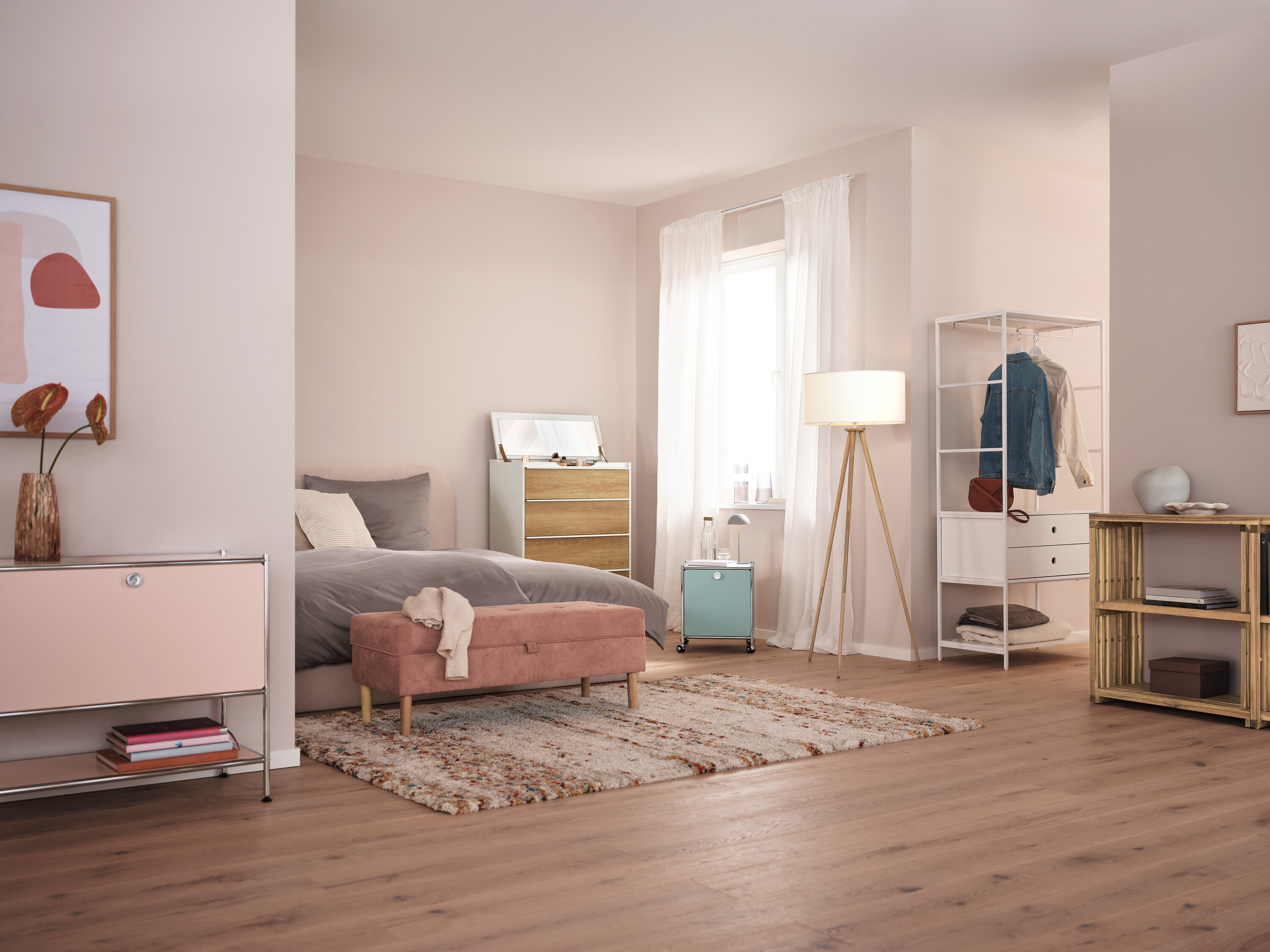 Sypialnia z szarą akumulatorową lampą stołową LED na szafce nocnej.