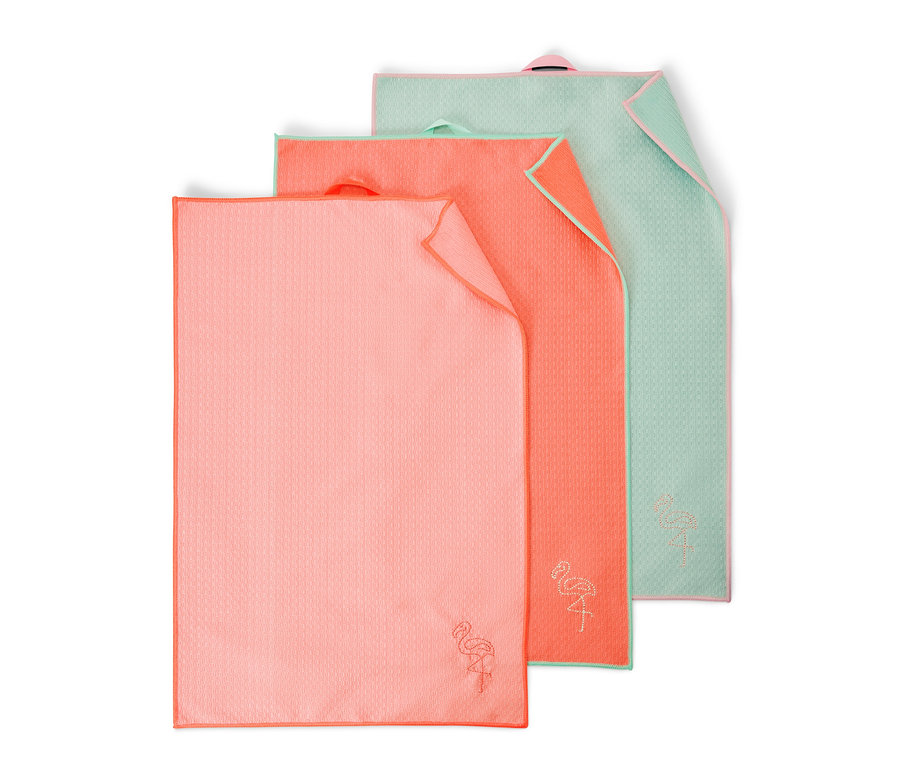 Trzy ściereczki do naczyń: różowa, koralowa i jasnozielona.