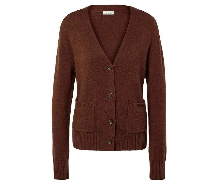 Brązowy kardigan z dekoltem w serek, guzikami i kieszeniami.
