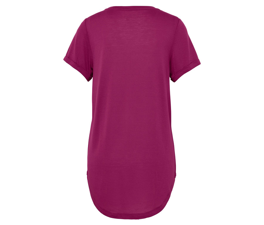 Widok z tyłu krótkiego, purpurowego T-shirtu.