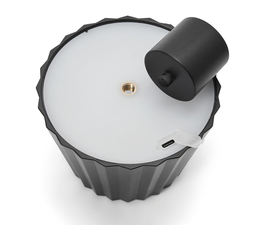 Czarna lampa z odłączanym cylindrycznym uchwytem i portem USB.