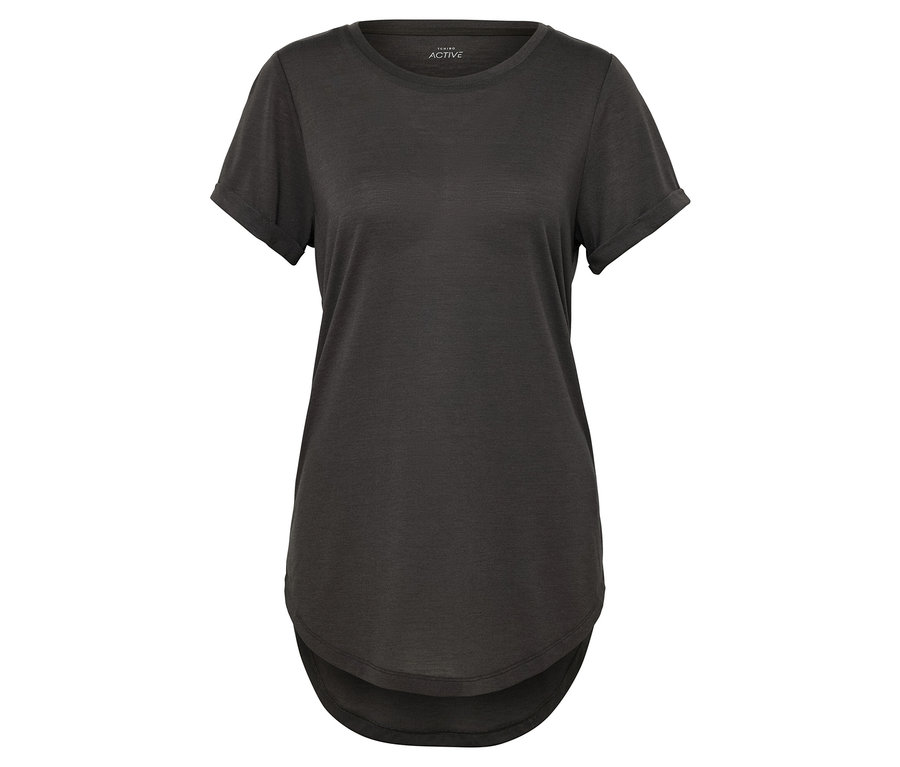 Czarna koszulka z krótkim rękawem.