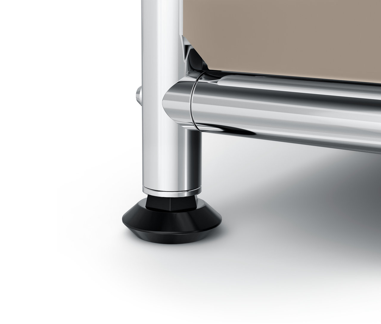 Szczegół chromowanej nogi i czarnej podstawy na białym tle.