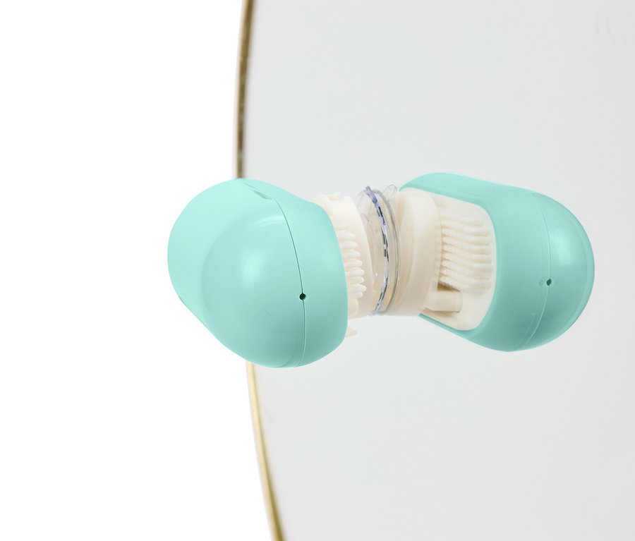 Zbliżenie na otwartą, jasnoniebieską szczoteczkę do oczyszczania z białym włosiem.