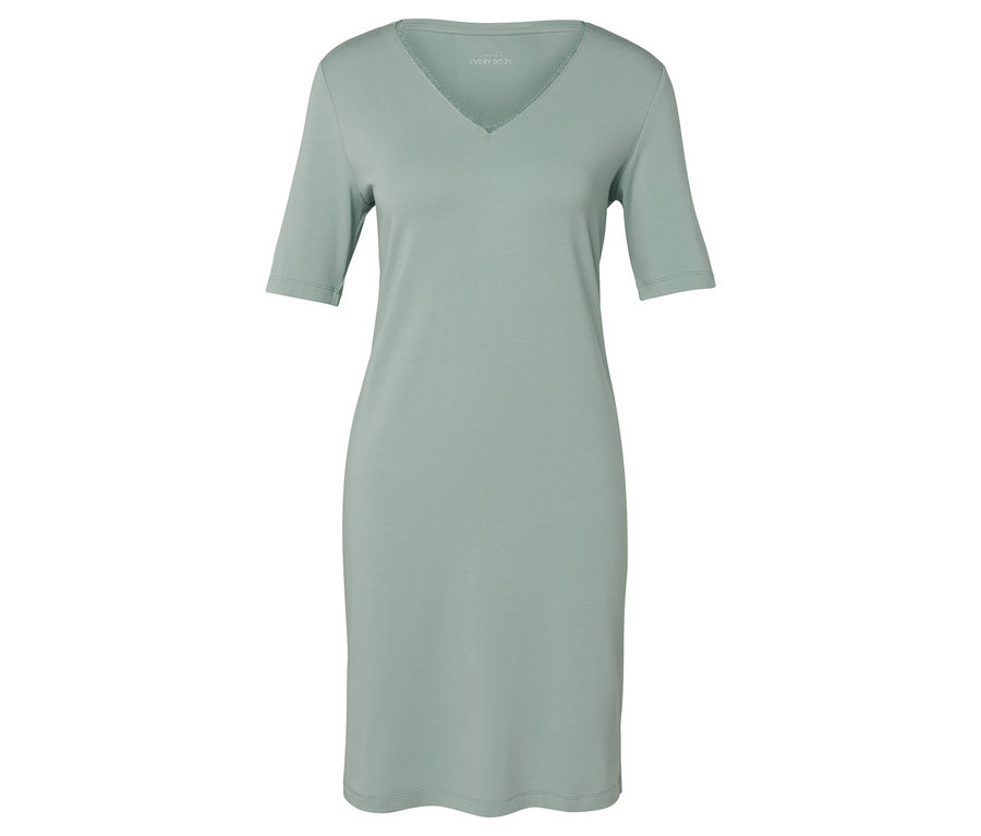 Jasnozielona sukienka z krótkim rękawem i dekoltem w serek.