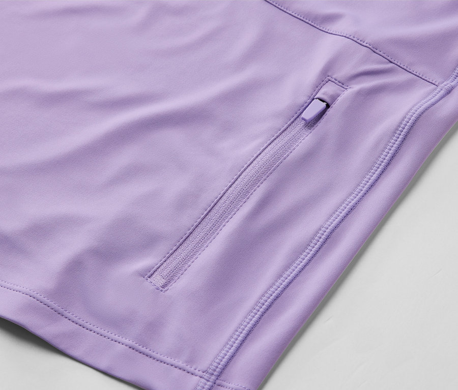 Zbliżenie na liliową koszulkę rowerową z krótkim rękawem i kieszenią na zamek.