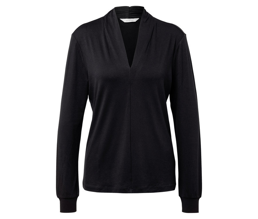 Czarna bluzka z dekoltem w serek.