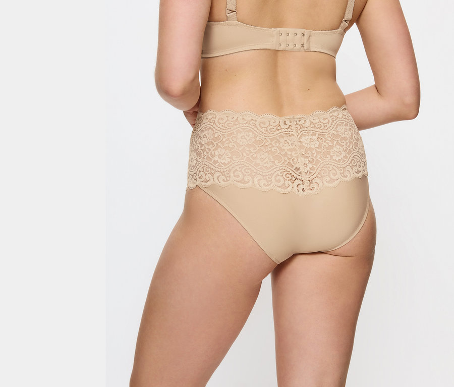 Widok z tyłu na kobietę w beżowych majtkach z koronką w talii i biustonoszu.
