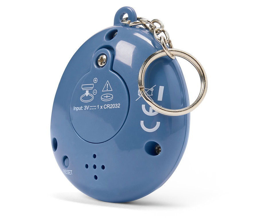 Niebieski brelok do kluczy w kształcie jajka z metalowym kółkiem i łańcuszkiem.