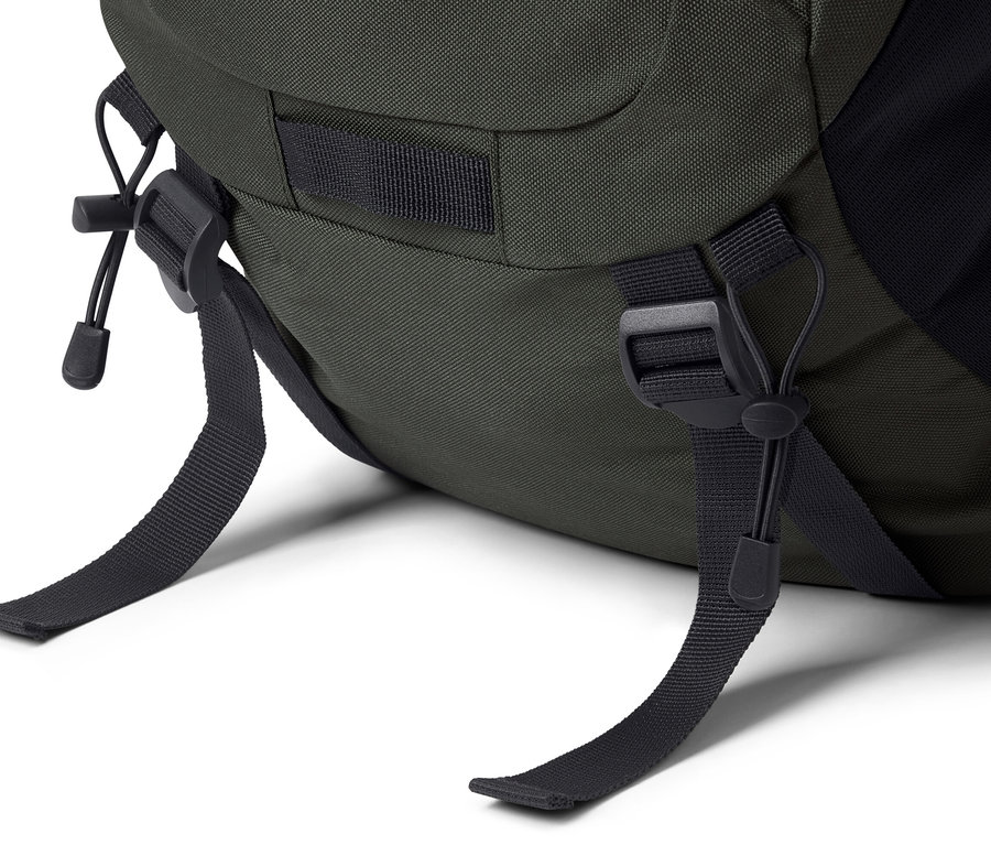 Szczegół plecaka trekkingowego o pojemności 40 l ze sprzączkami.