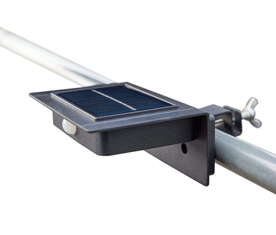 Szczegół lampy solarnej na rynnę dachową, 3 sztuki, przymocowanej do metalowej rury.