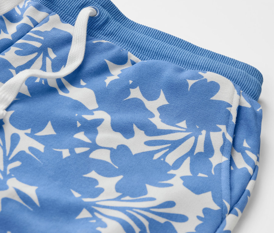 Zbliżenie na wzorzyste spodnie dresowe w kwiaty.