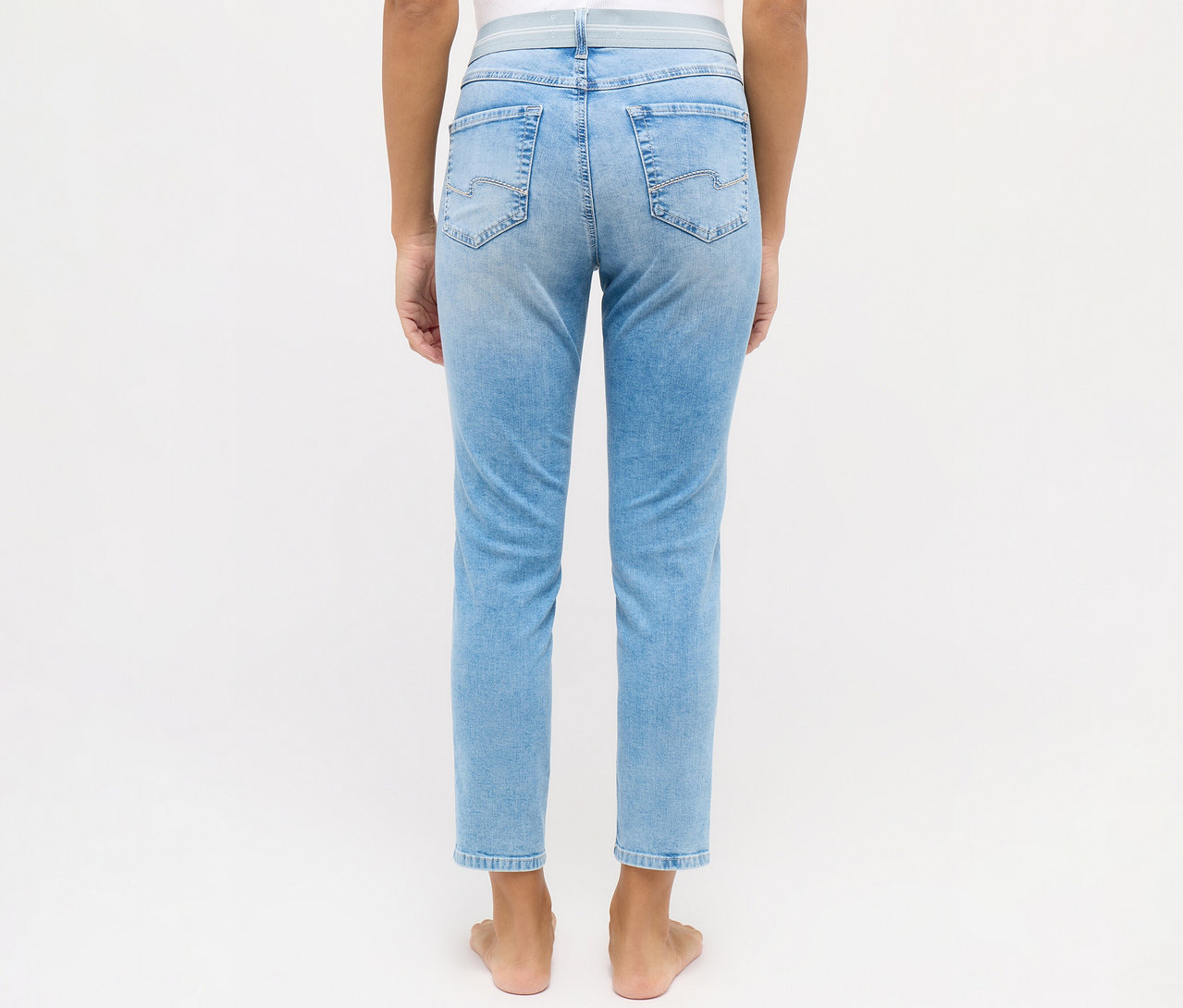 Widok z tyłu bosej kobiety ubranej w jasnoniebieskie dżinsy Angels „Ornella Sporty” Slim Fit 7/8.