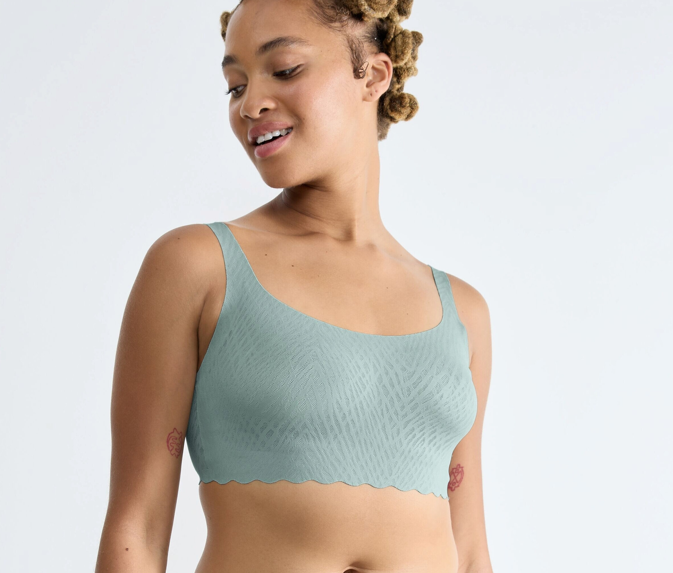 Kobieta ma na sobie top Sloggi ZERO Feel Bliss w kolorze misty turquoise.