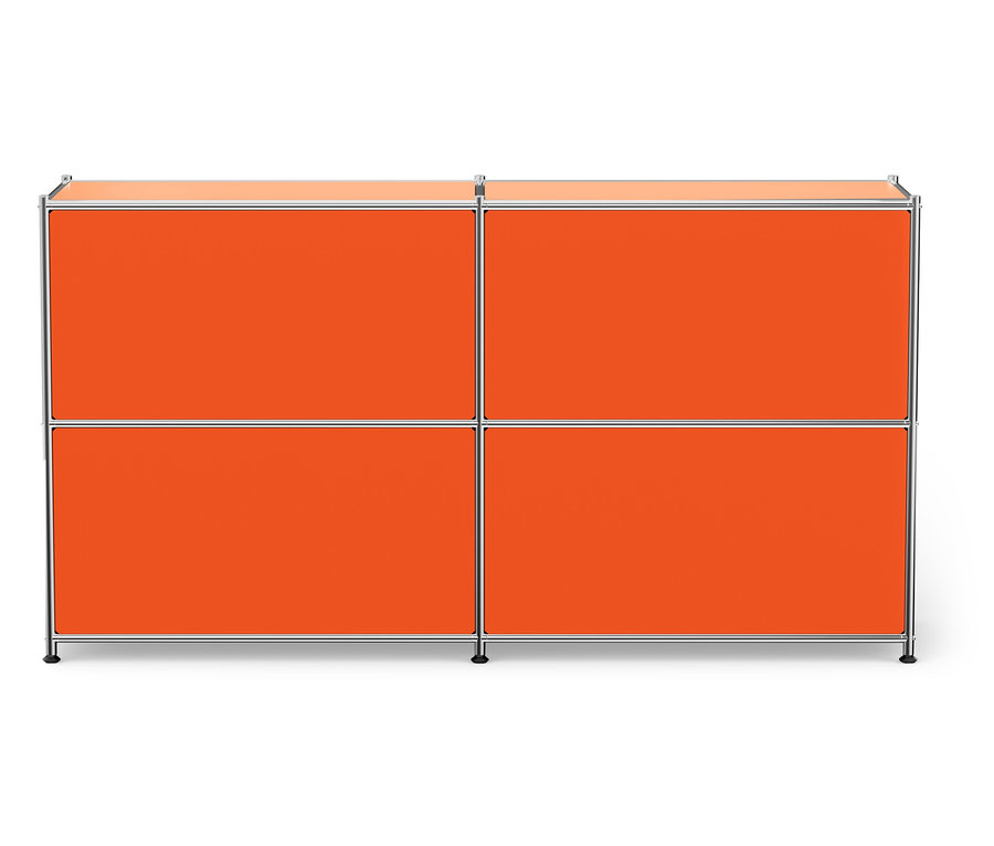 Pomarańczowa szafka z czterema przegródkami i srebrną ramą na białym tle.