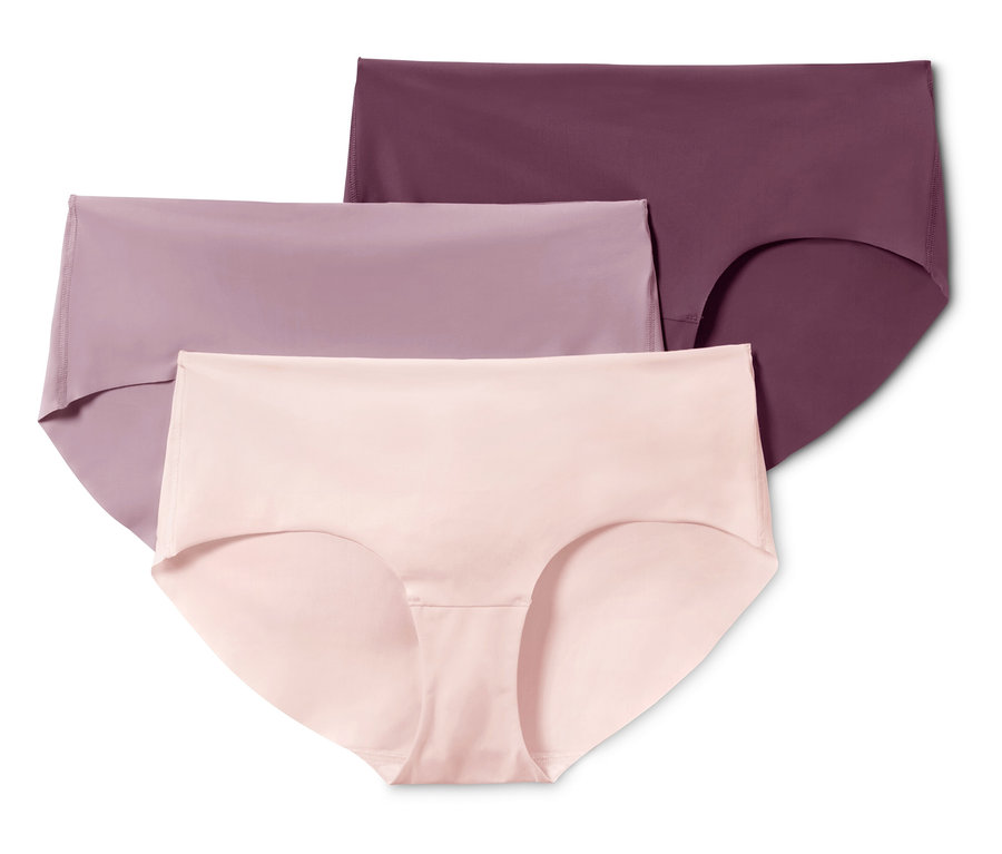 Trzy pary damskich majtek w kolorach jasnoróżowym, jasnofioletowym i ciemnofioletowym.