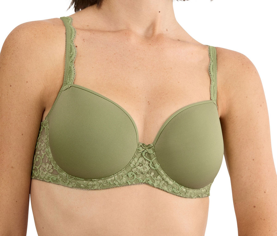 Kobieta ma na sobie oliwkowy biustonosz z koronką.