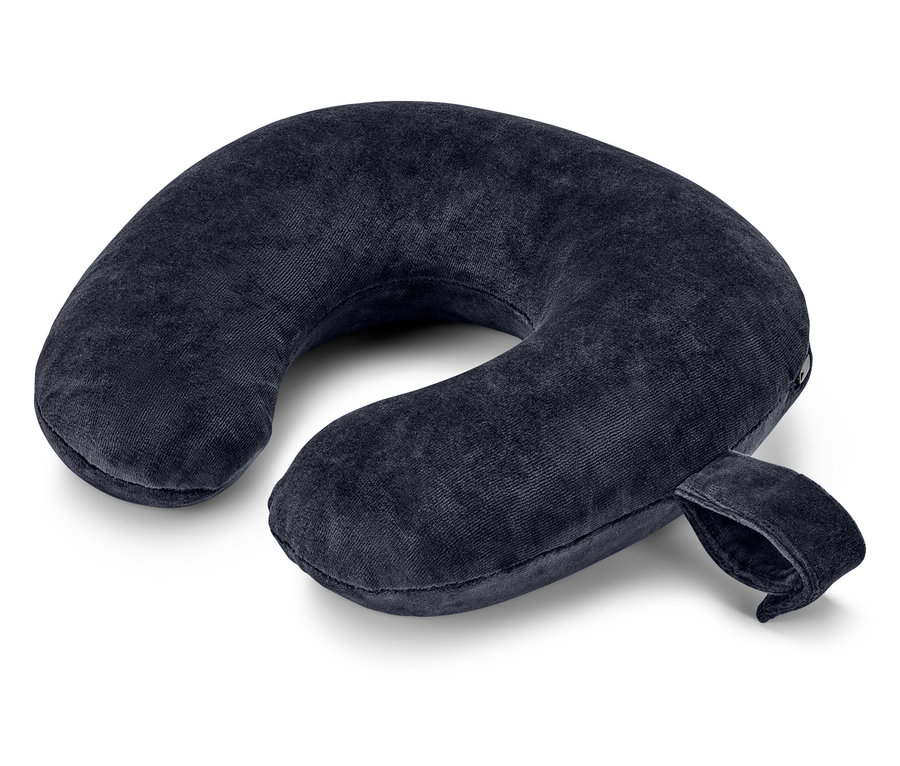 Granatowa poduszka podróżna leży na białym tle.