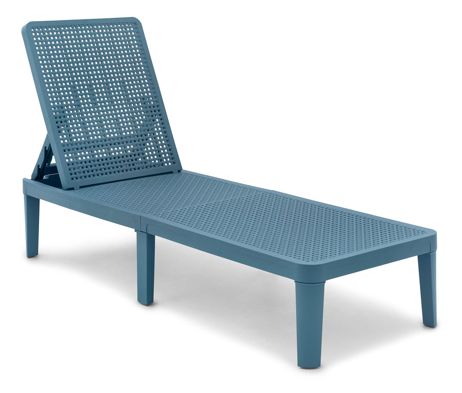 Niebieski leżak z regulowanym oparciem stoi na białym tle.