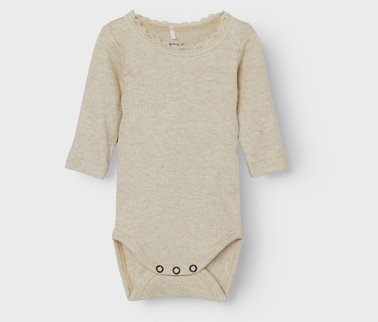 Pojedyncze, jasno liliowe body niemowlęce NAME IT w paski z długimi rękawami leży na szarym tle.