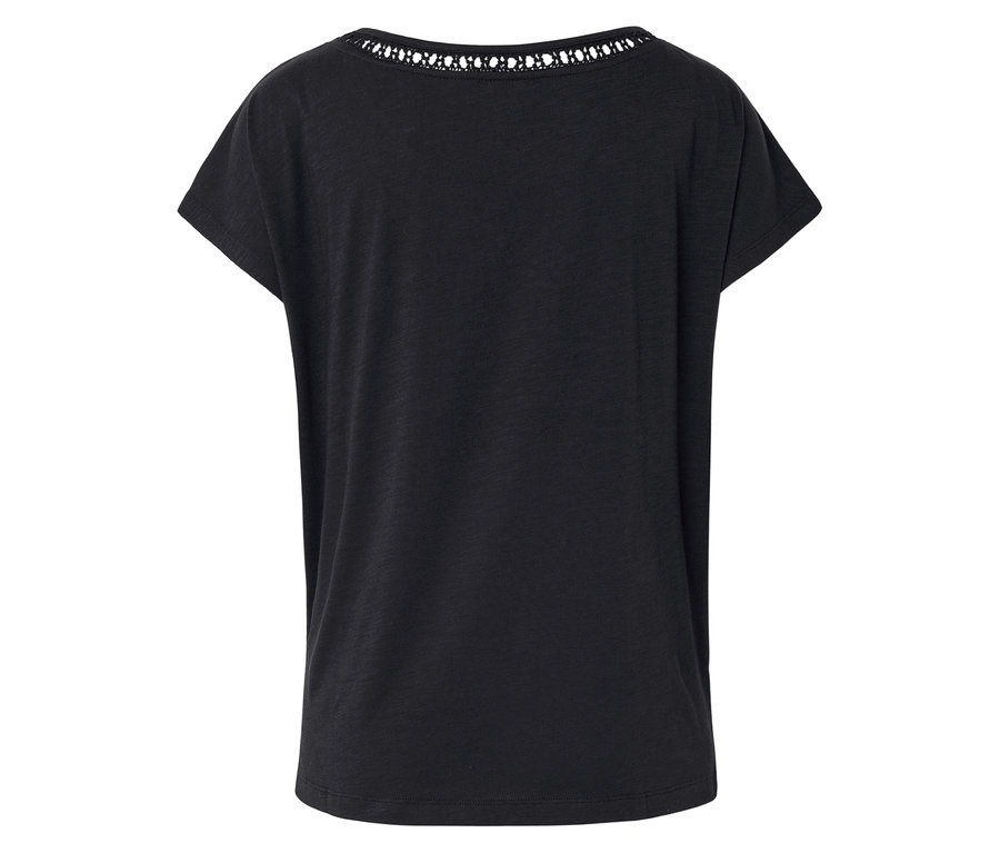 Widok z tyłu czarnego T-shirtu z koronkowym wykończeniem dekoltu.