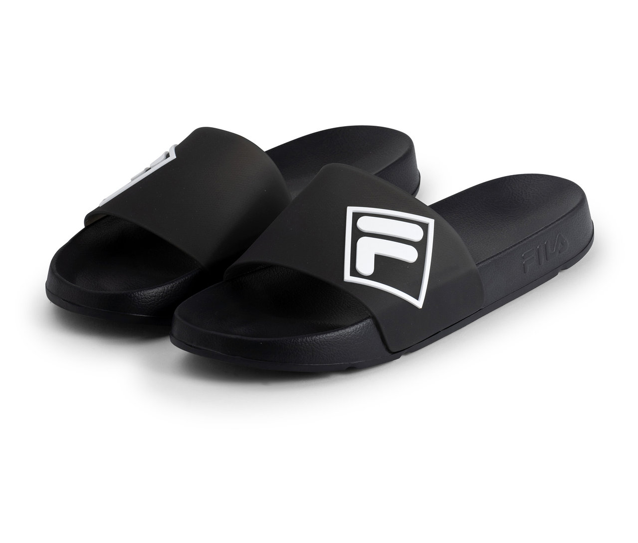 Para czarnych klapek męskich FILA Lugo z białymi logo Fila na paskach, na białym tle.