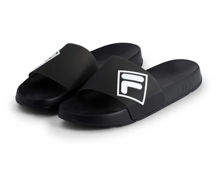 Para czarnych klapek męskich FILA Lugo z białymi logo Fila na paskach, na białym tle.