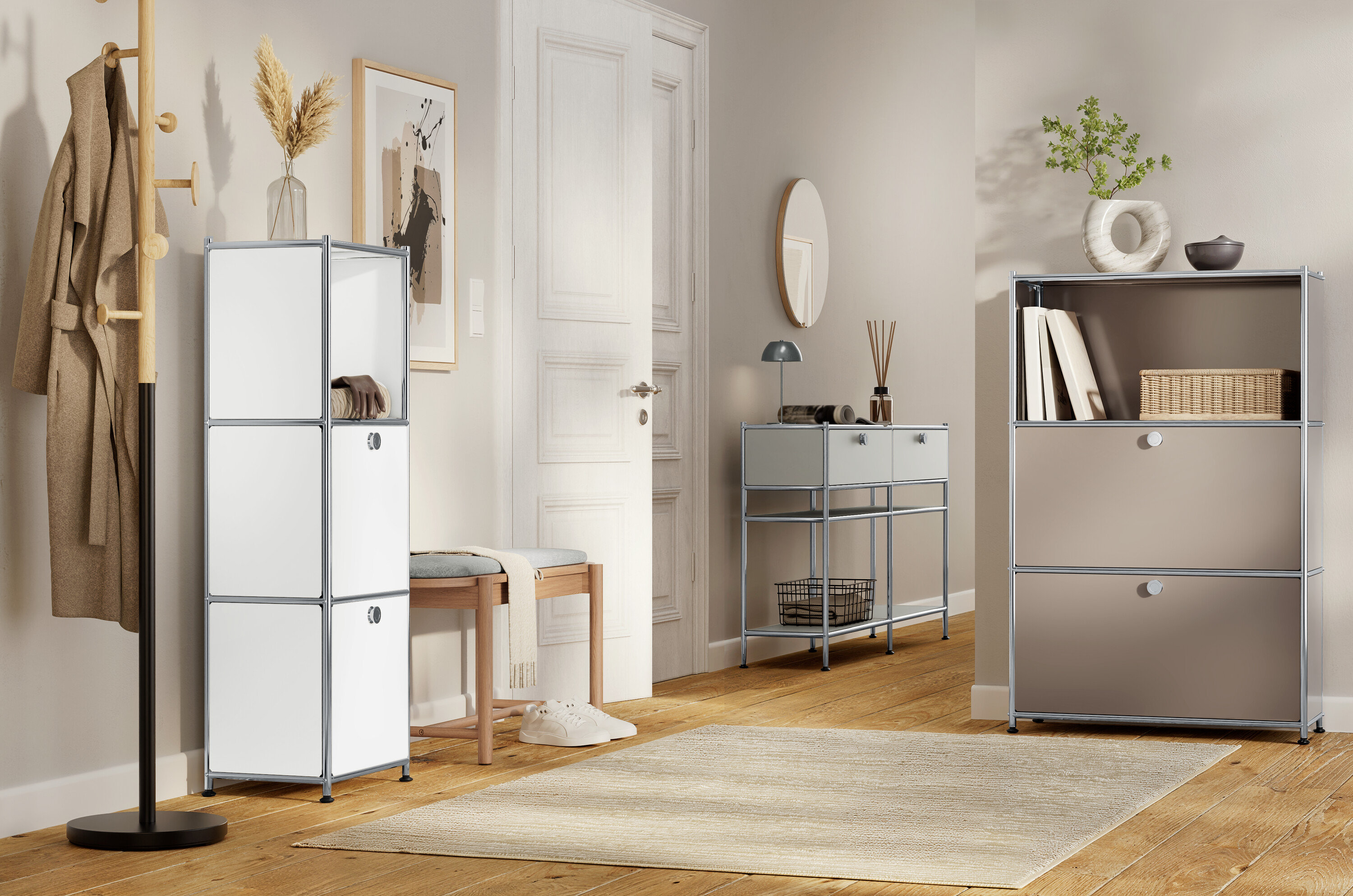 Widok przedpokoju z białym regałem, ławką, komodą i dywanem na drewnianej podłodze.