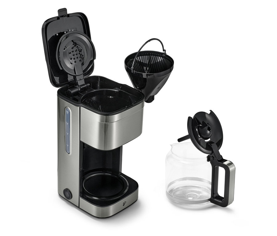 Srebrny ekspres do kawy z otwartą pokrywą, filtrem i szklanym dzbankiem na białym tle.