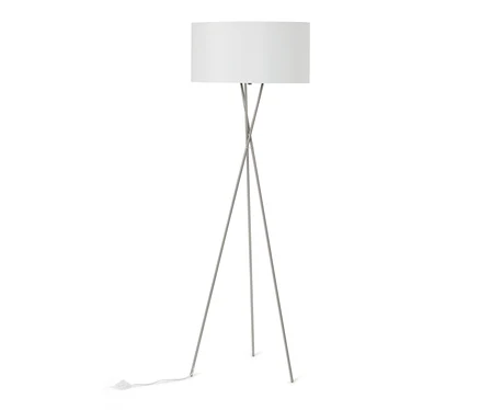 Lampa podłogowa z białym cylindrycznym abażurem i srebrną trójnożną podstawą. Biały kabel zasilający wychodzi z podstawy.