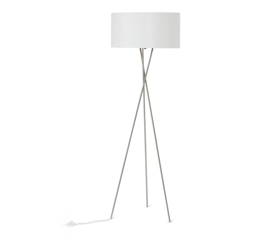 Lampa podłogowa z białym cylindrycznym abażurem i srebrną trójnożną podstawą. Biały kabel zasilający wychodzi z podstawy.