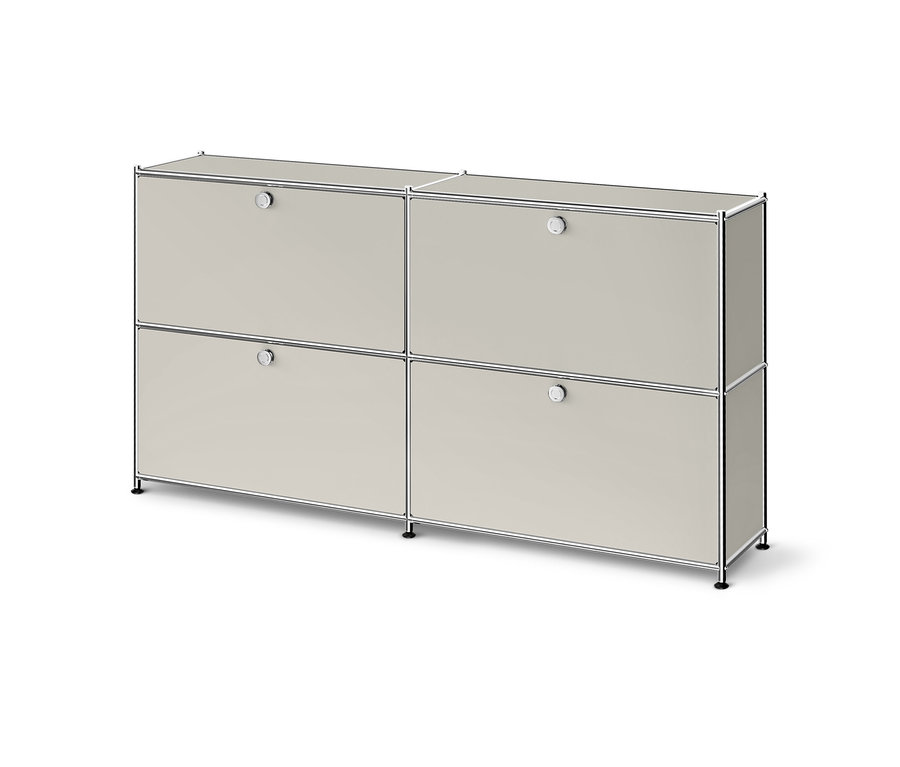 Metalowa szafka typu sideboard „CN3 Slim Line” w kolorze szarym, z chromowaną ramą i 4 klapami z okrągłymi uchwytami.
