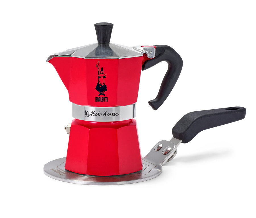 Czerwony Bialetti Moka Express stoi na srebrnej płycie adaptera.