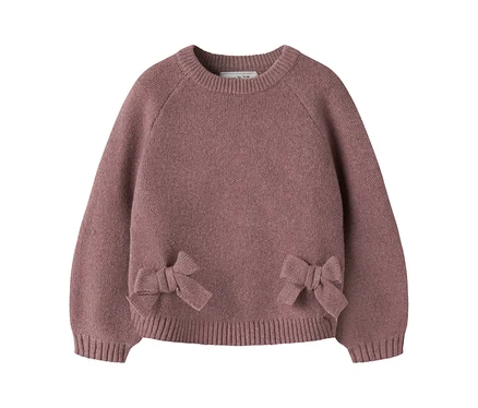 Różowy sweter z dzianiny z okrągłym dekoltem, długimi rękawami i dwiema kokardkami z przodu u dołu.
